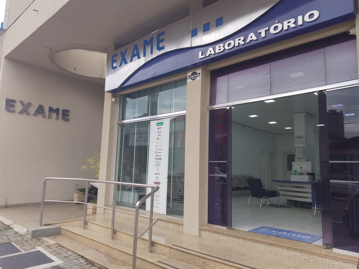 Fachada e entrada do Laboratório EXAME-PR