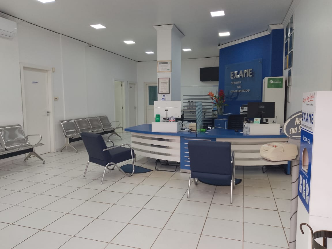 Balcão de atendimento da recepção do Laboratório EXAME-PR